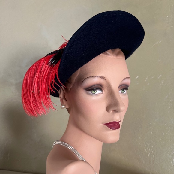 MARVELOUS 1940s\' NAVY FELT HAT WITH RED AND BLACK FEATHERS main image 6